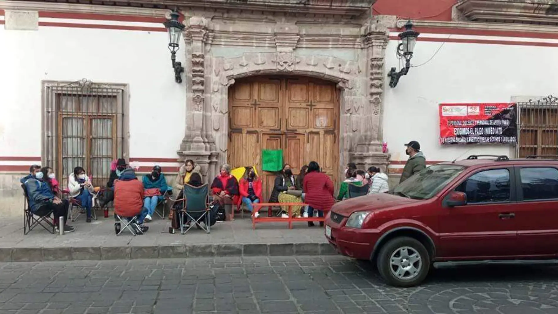 Profesores bloqueando el ingreso a una alcaldía